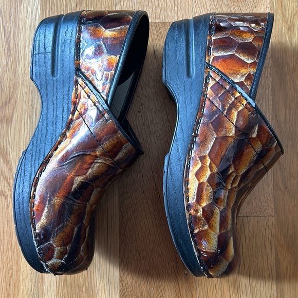 Tiger eye Dansko clogs in brown and gold. Size 38 - Picture 3 of 5